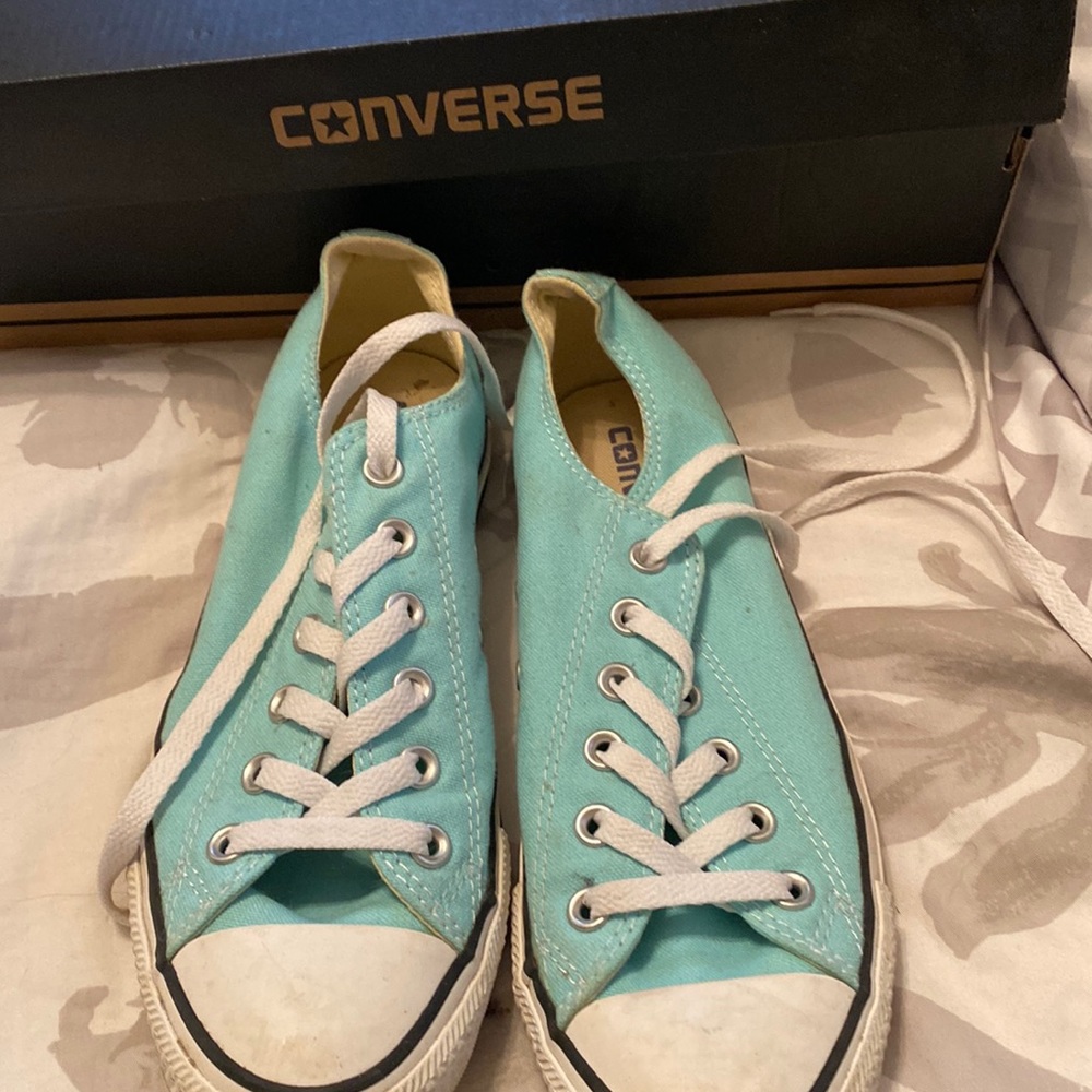 Like new converse Tiffany blue tennis shoes size 8.
